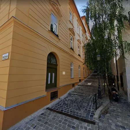Buda Castle Toldy Apartmán *